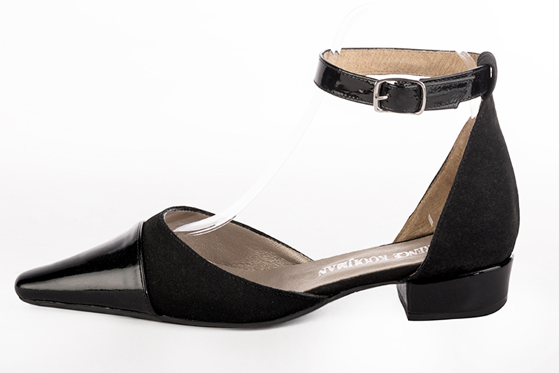 Gloss black women's open side shoes, with a strap around the ankle. Tapered toe. Low block heels. Profile view - Florence KOOIJMAN